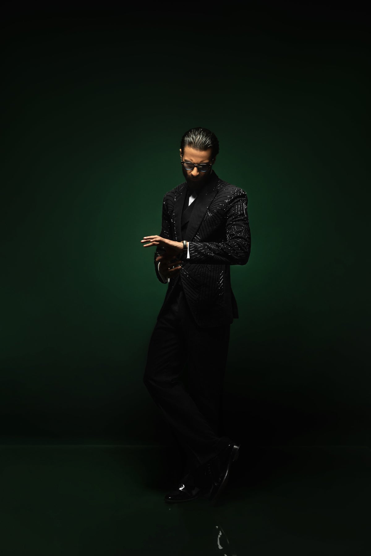 Obsidian éclat – the Linear Handwork Tuxedo