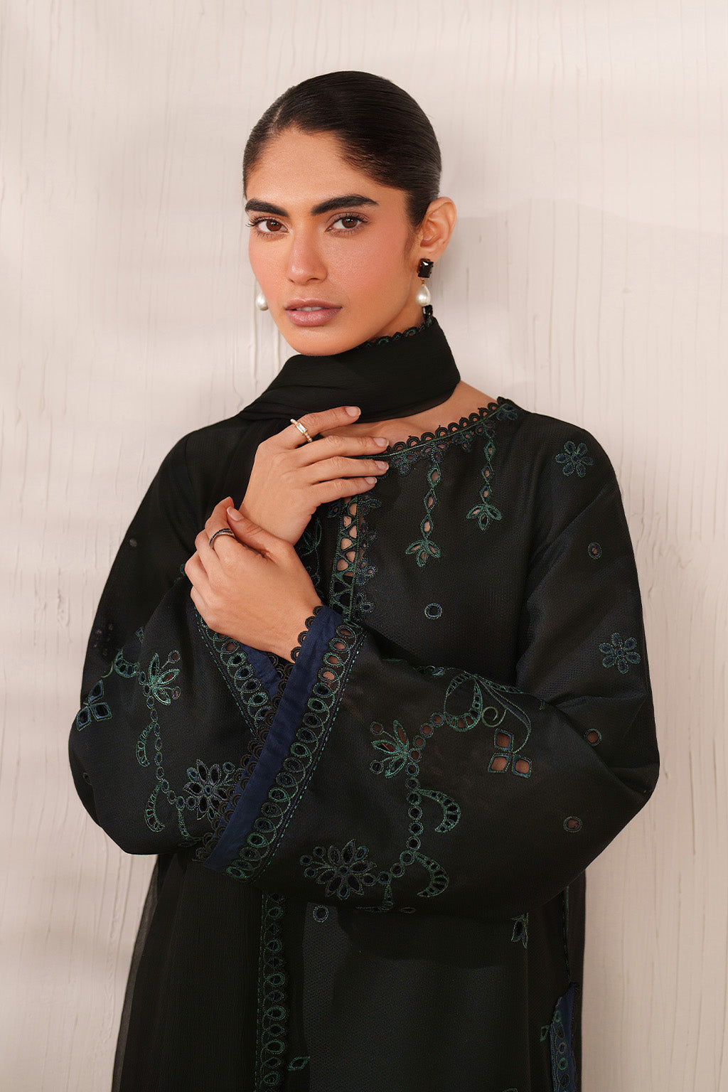 UE-628 Embroidered Lawn