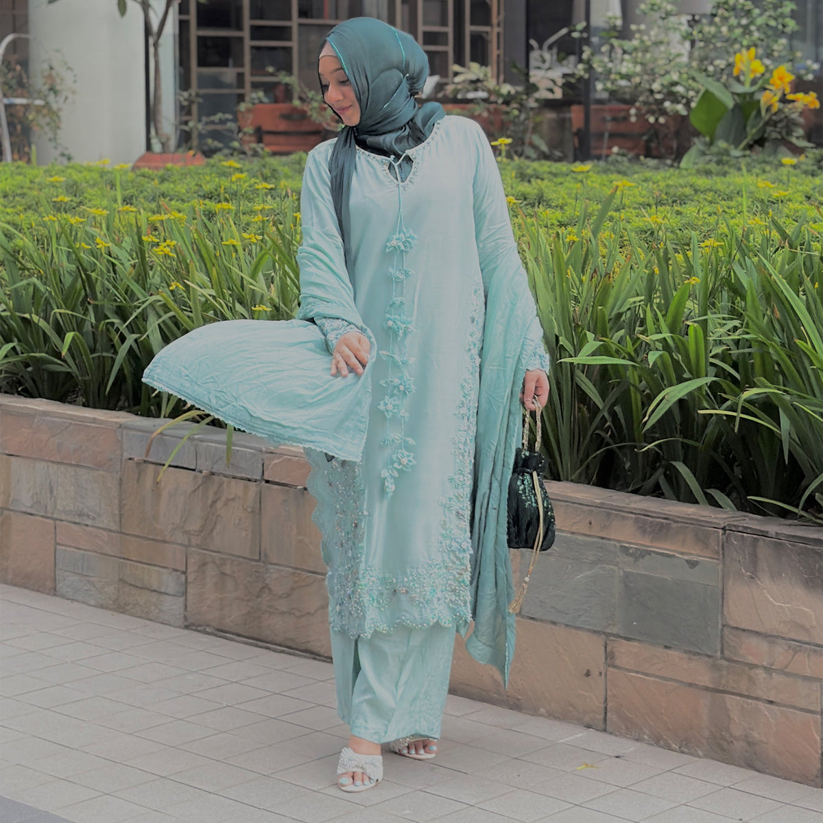2586A Embroidered 3 Piece