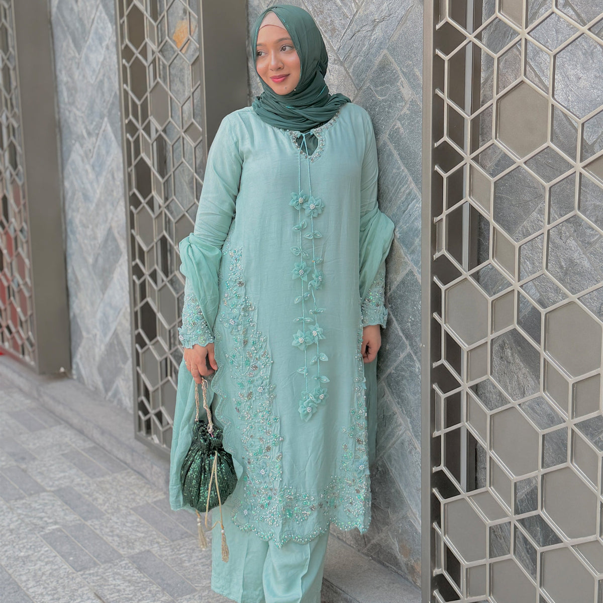 2586A Embroidered 3 Piece