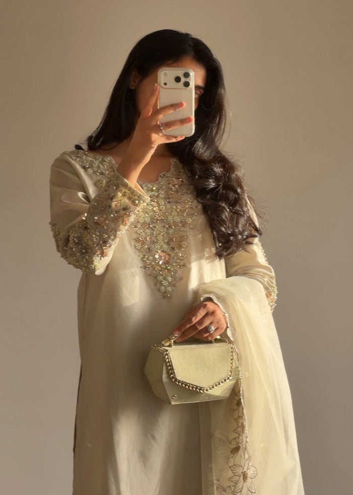 2582A Embroidered 3 Piece
