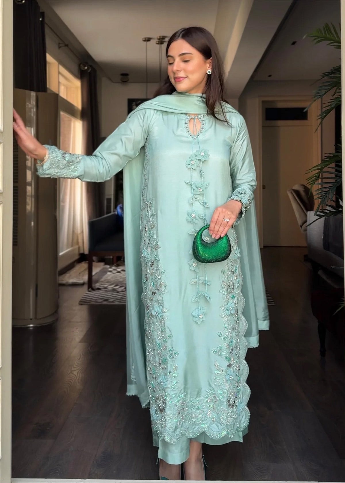 2586A Embroidered 3 Piece